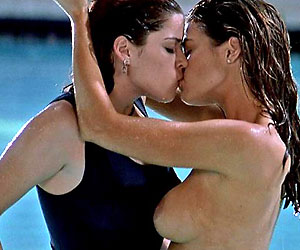 topless denise richards lesbian kiss with neve campbell