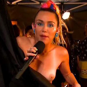 popstar miley cyrus flashes boobs by accident