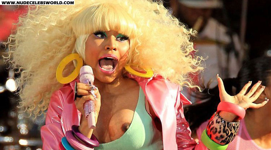 rapper nicki minaj nipslip live on stage